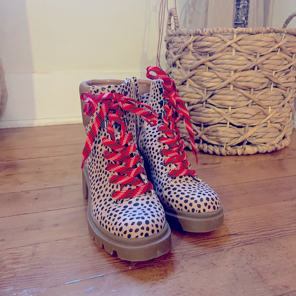 Size 7.5 Universal Thread Target Combat Boots